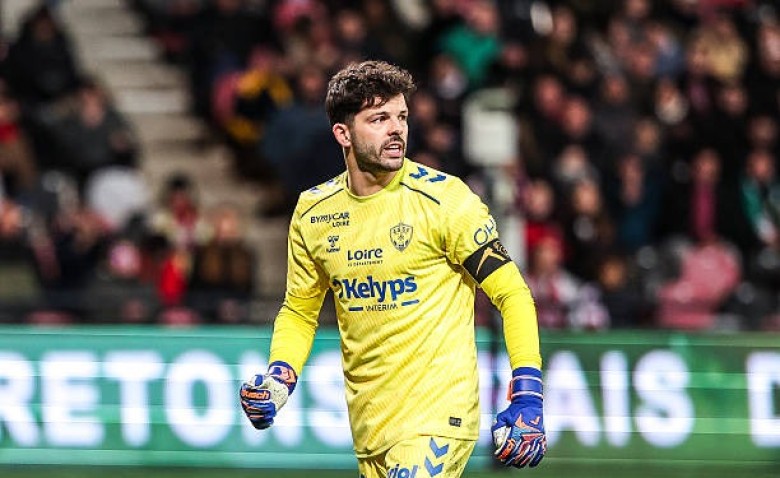 Illustration : "ASSE : Les Verts tremblent pour la blessure de Gautier Larsonneur"
