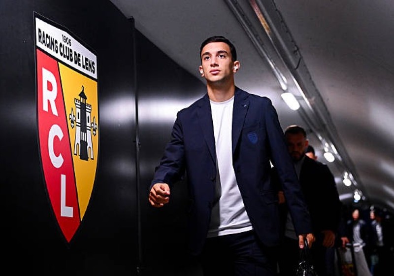 Illustration : Mercato Lens : Le Borussia Dortmund et Leipzig lorgnent Andrija Bulatovic