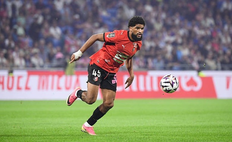 Illustration : "Stade Rennais : Mahdi Camara sous le feu des critiques après des prestations mitigées"