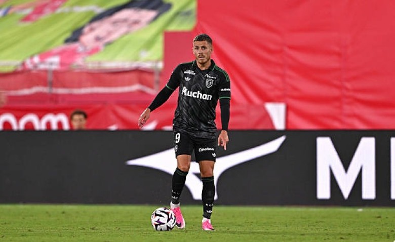 Illustration : "RC Lens : Yannick Cahuzac refuse de qualifier Thorgan Hazard d'erreur de casting"
