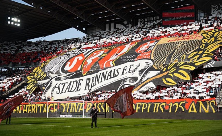 Illustration : "Mercato Rennes : La bataille invisible face au FC Barcelone pour un diamant brut"