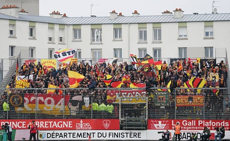 Illustration : "LOSC - RC Lens : Pourquoi les supporters lensois sont privés du derby sans arrêté préfectoral"