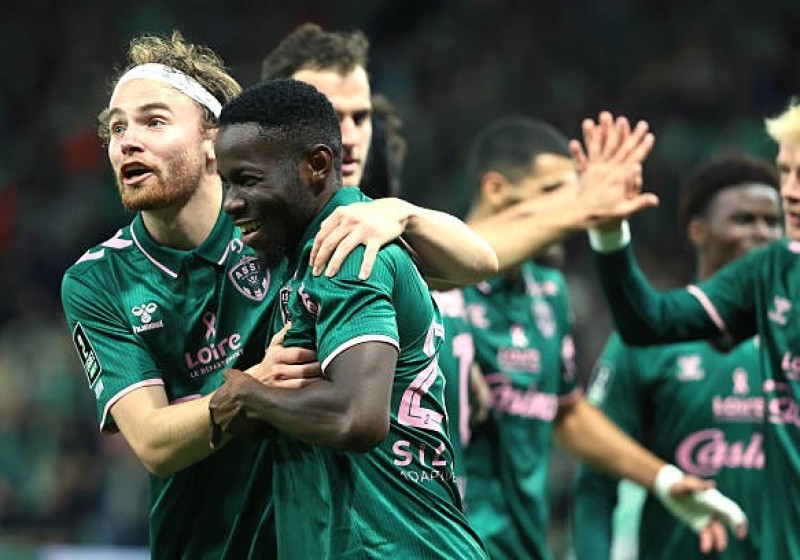 Illustration : Mercato ASSE : Un nouveau latéral gauche réclamé en masse par les supporters !